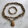 Versteinerte Holz-Mala (1) mit versteinertem Holz-Anhänger (Tropfen) und Armband