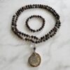 Versteinerte Holz-Mala (2) mit kleinerem, versteinertem Holz-Anhänger (Freiform) und Armband