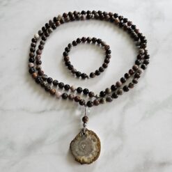 Versteinerte Holz-Mala (2) mit kleinerem, versteinertem Holz-Anhänger (Freiform) und Armband