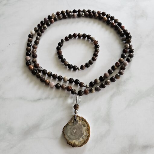 Versteinerte Holz-Mala (2) mit kleinerem, versteinertem Holz-Anhänger (Freiform) und Armband