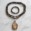 Versteinerte Holz-Mala (3) mit größerem, versteinertem Holz-Anhänger (Freiform) und Armband