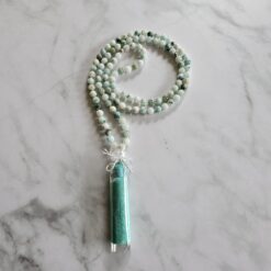 Jade („Himmel-Berg-Jade“) mit Seidenquaste