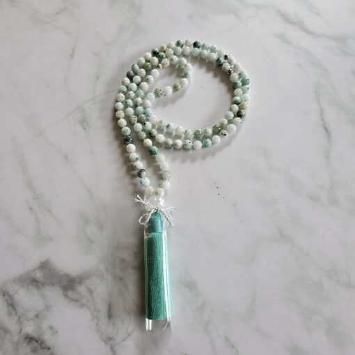 Jade („Himmel-Berg-Jade“) mit Seidenquaste