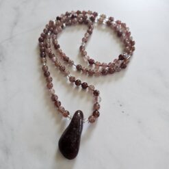 Erdbeerquarz-Bergkristall-Mala mit rotem Aventurinquarz-Anhänger (Freiform)