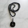 Anthophyllit-Mala mit einem Anthophyllit-Donut