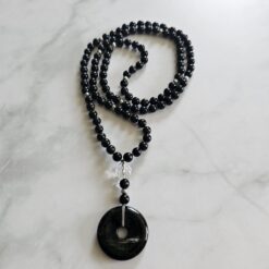 Anthophyllit-Mala mit einem Anthophyllit-Donut
