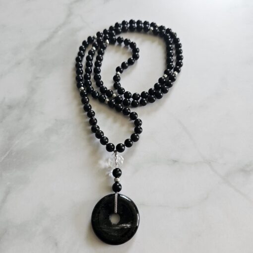 Anthophyllit-Mala mit einem Anthophyllit-Donut