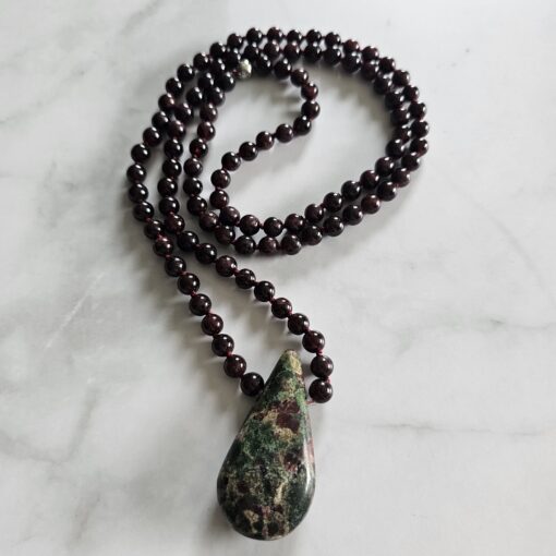 Granat-Mala (6) mit Eklogit-Anhänger (Tropfen)