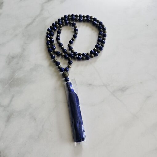 Lapislazuli-Pyrit (facettiert) -Mala mit Seidenquaste