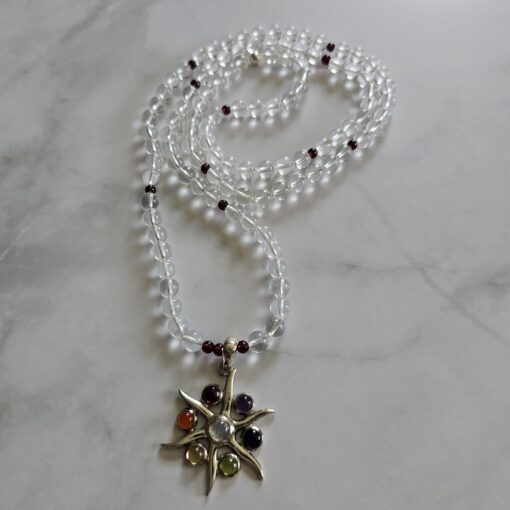 Bergkristall-Granat-Mala mit Chakra-Anhänger (Sonne)