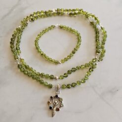 Peridot-Bergkristall (facettiert) -Mala mit Chakra-Anhänger aus 925 Silber und Armband