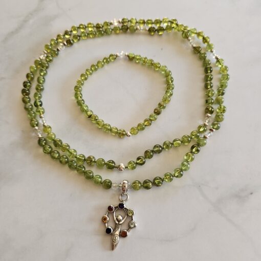 Peridot-Bergkristall (facettiert) -Mala mit Chakra-Anhänger aus 925 Silber und Armband