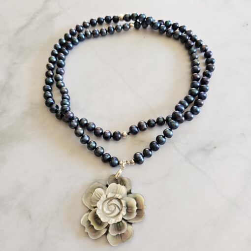 Perlen (schwarze Barock Süßwasserperlen) -Mala mit schwarzem Perlmutt-Anhänger – Bild 3