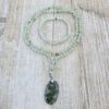 Prehnit (hellgrün und facettiert) -Mala mit grünem Prehnit-Anhänger (Oval) und Armband