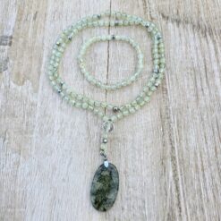 Prehnit (hellgrün und facettiert) -Mala mit grünem Prehnit-Anhänger (Oval) und Armband