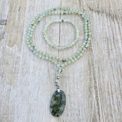 Prehnit (hellgrün und facettiert) -Mala mit grünem Prehnit-Anhänger (Oval) und Armband