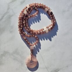 Rosenquarz (dunkel und hell) -Mala mit hellem Rosenquarz-Donut