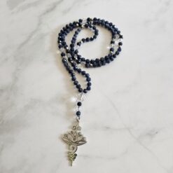 Saphir (blau und facettiert) -Bergkristall (facettiert) -Mala (2) mit Edelstahlanhänger (Lotusblüte)
