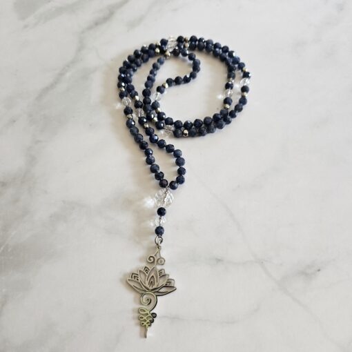 Saphir (blau und facettiert) -Bergkristall (facettiert) -Mala (2) mit Edelstahlanhänger (Lotusblüte)