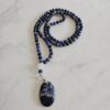 Sodalith (matt) -Schneequarz-Mala mit Sodalith-Anhänger (Oval)