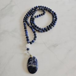 Sodalith (matt) -Schneequarz-Mala mit Sodalith-Anhänger (Oval)