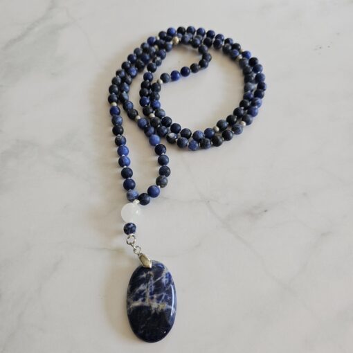 Sodalith (matt) -Schneequarz-Mala mit Sodalith-Anhänger (Oval)