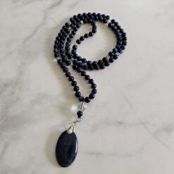 Sodalith (dunkel) -Bergkristall-Mala mit Sodalith-Anhänger (Oval)