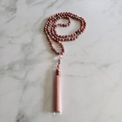 Thulit-Mala (3) mit Seidenquaste