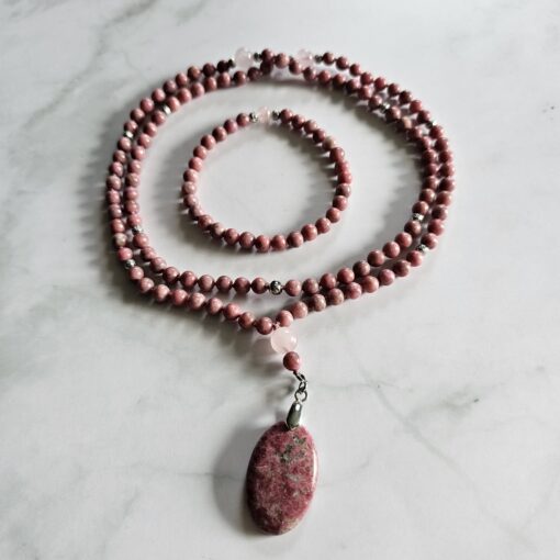 Thulit-Rosenquarz-Mala mit Thulit-Anhänger (Oval) und Armband