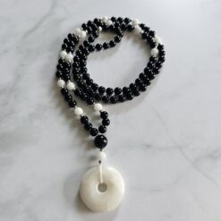 Turmalin (schwarz) -Baryt (weiß) -Mala (1) mit weißem Baryt-Donut