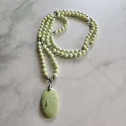 Zitronenmagnesit („Zitronenchrysopras“) -Bergkristall-Mala mit Zitronenmagnesit-Anhänger (Oval)