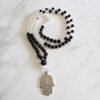 Achat (weiß und matt) -Granat (dunkel) -Mala mit Edelstahlanhänger (Hamsa-Hand)