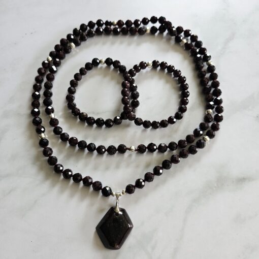 Granat (facettiert) -Mala mit Granat-Anhänger (Freiform) und 2 Armbändern