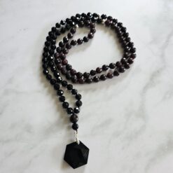 Granat (facettiert) -Turmalin (schwarz und facettiert) -Mala mit schwarzem Turmalin-Anhänger (Feenstein, Hexagon)