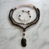 Granat (facettiert) -Rauchquarz (facettiert) -Rosenquarz (facettiert) -Mala (1) mit Granat-Anhänger (Oval) und Armband