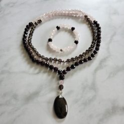 Granat (facettiert) -Rauchquarz (facettiert) -Rosenquarz (facettiert) -Mala (1) mit Granat-Anhänger (Oval) und Armband