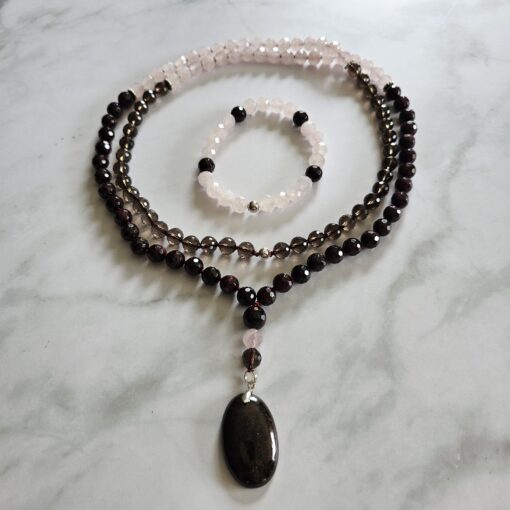 Granat (facettiert) -Rauchquarz (facettiert) -Rosenquarz (facettiert) -Mala (1) mit Granat-Anhänger (Oval) und Armband