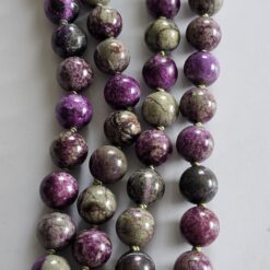 Alternative view of Stichtit in Serpentinit-Mala mit Stichtit-Anhänger (Tropfen) und Armband