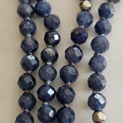 Saphir (blau und facettiert) -Bergkristall (facettiert) -Mala (2) mit Edelstahlanhänger (Lotusblüte) – Bild 2