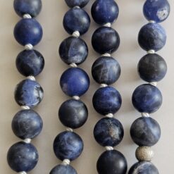 Alternative view of Sodalith (matt) -Schneequarz-Mala mit Sodalith-Anhänger (Oval)