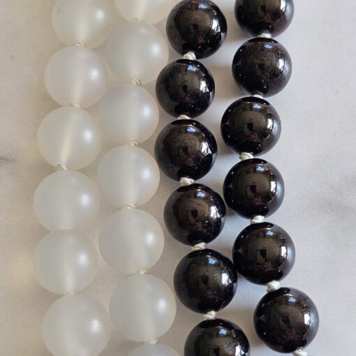 Achat (weiß und matt) -Granat (dunkel) -Mala mit Edelstahlanhänger (Hamsa-Hand) – Bild 2