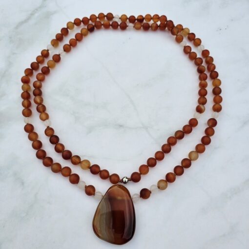 „Karneolachat“ (matt) -Achat (weiß und matt) -Mala mit „Karneolachat“-Anhänger (Freiform) und passendem Armband – Bild 3