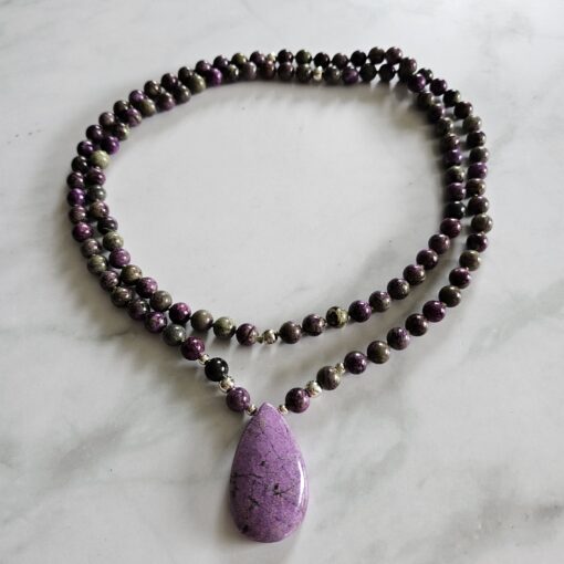 Stichtit in Serpentinit-Mala mit Stichtit-Anhänger (Tropfen) und Armband – Bild 3
