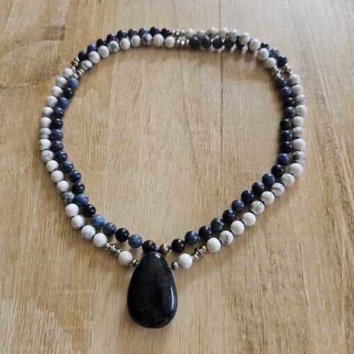 Dumortierit-Magnesit-Mala (1) mit Dumortierit-Anhänger (Tropfen) – Bild 3