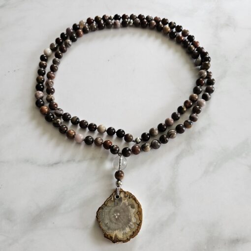 Versteinerte Holz-Mala (2) mit kleinerem, versteinertem Holz-Anhänger (Freiform) und Armband – Bild 3
