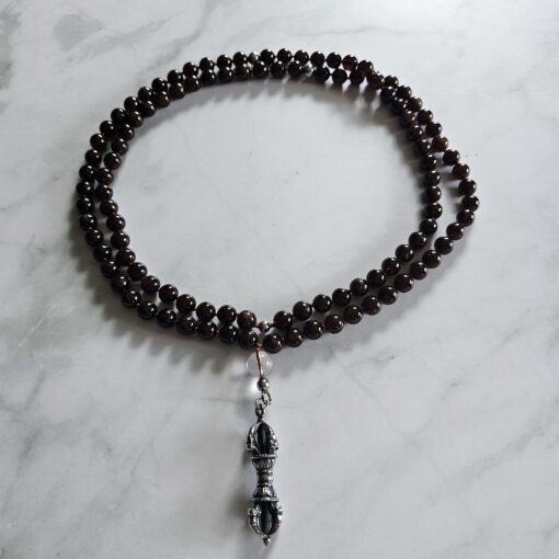 Andradit (Granat) -Mala mit Edelstahlanhänger (Dorje) und Armband – Bild 3