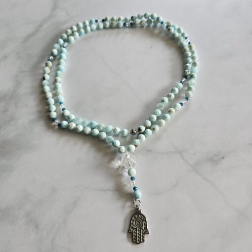 Hemimorphit (facettiert) -Bergkristall (facettiert) -Apatit (blau, facettiert) -Mala  mit Edelstahl-Anhänger (Hamsa-Hand) – Bild 3