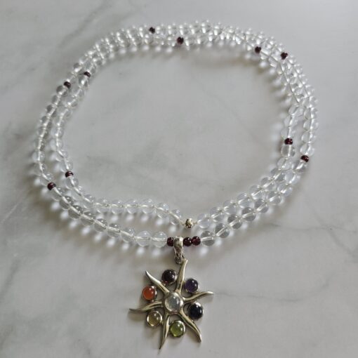 Bergkristall-Granat-Mala mit Chakra-Anhänger (Sonne) – Bild 3