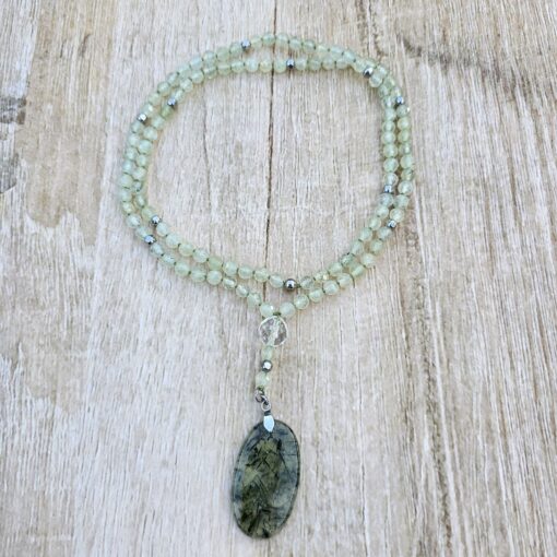 Prehnit (hellgrün und facettiert) -Mala mit grünem Prehnit-Anhänger (Oval) und Armband – Bild 3