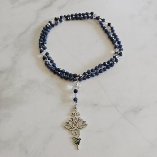 Saphir (blau und facettiert) -Bergkristall (facettiert) -Mala (2) mit Edelstahlanhänger (Lotusblüte) – Bild 3